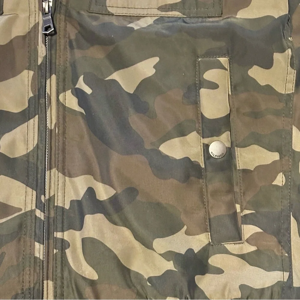 Tommy Hilfiger Men’s Camo 4 Pocket Filled Performance Bomber Jacket Medium M